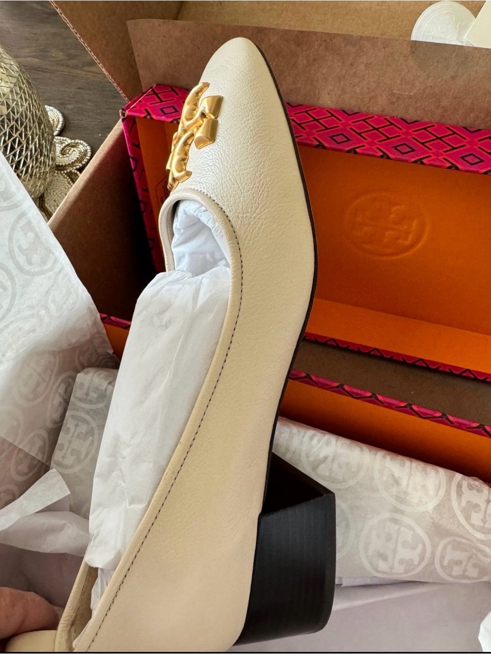 Brand New Authentic Tory Burch Pumps with Gold Logo size 9 - Picture 2 of 2